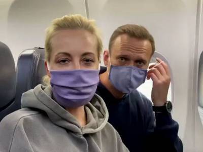 Борт с Навальным приземлился в «Шереметьево»