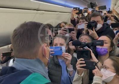 Самолет с Навальным сел в аэропорту «Шереметьево»