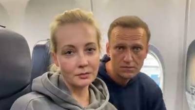 Самолёт Навального совершил посадку в Шереметьево вместо Внуково