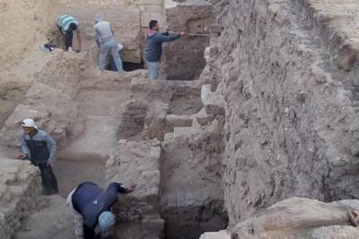 Египетские археологи нашли в "городе мертвых" более полусотни деревянных саркофагов