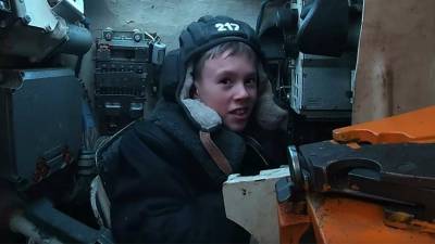 Военные Балтфлота исполнили мечту мальчика побывать в танке