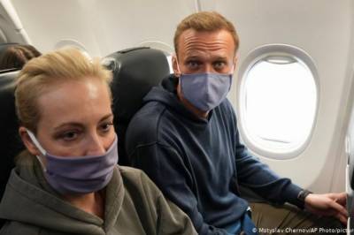 Самолет с Навальным приземлился в России