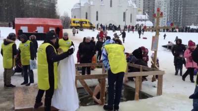 Вячеслав Макаров поддержал массовые купания на Крещение вопреки позиции руководства РПЦ