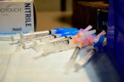 Минздрав: сделавшие вторую прививку смогут избежать обязательного карантина