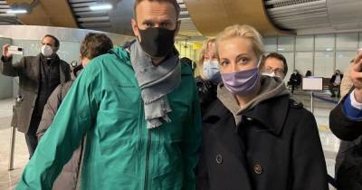 Алексей Навальный вернулся в Россию, где его сразу же задержала полиция (фото, видео)