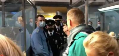 Сотрудники полиции задержали Навального в аэропорту Шереметьево