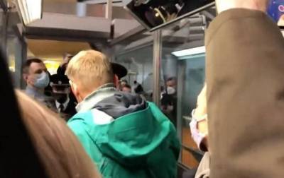 Навального задержали в аэропорту Москвы