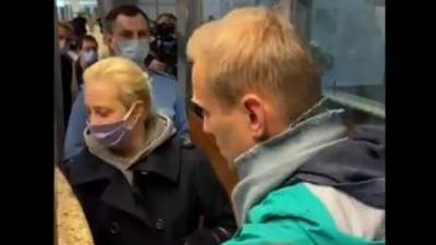 Российские пограничники куда-то повели Навального "для уточнения обстоятельств"