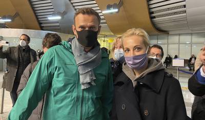 Алексея Навального задержали на паспортном контроле по требованию ФСИН