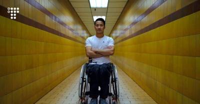 В Гонконге мужчина на инвалидной коляске поднялся на небоскреб, чтобы собрать деньги для людей с травмами спинного мозга
