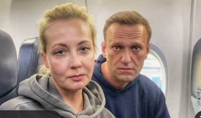Блогера Алексея Навального полиция задержала сразу после прилёта из Германии