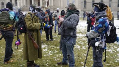 В Мичигане десятки американцев с оружием пришли к зданию парламента