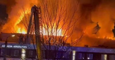 В Одессе горит отель, есть погибший (фото, видео)