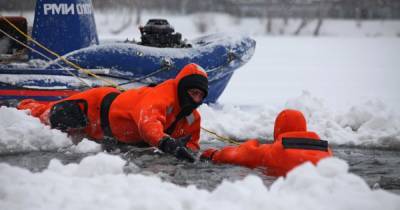 Москвич попытался перейти реку и провалился под лед