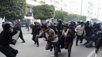 В Тунисе против протестующих полиция применила слезоточивый газ