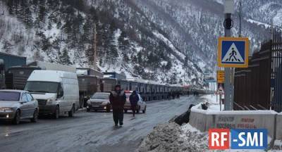 В Грузии на границе с Россией образовалась 10-километровая пробка