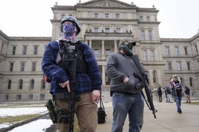 Десятки вооруженных американцев собрались у парламента в Мичигане – СМИ