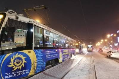 В Улан-Удэ спецпоезд расчищает пути, на которых застряли трамваи