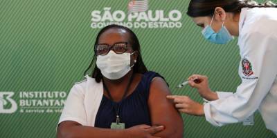 Из Китая и Британии. Бразилия разрешила использование двух вакцин от коронавируса