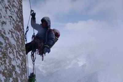 Сибирские альпинисты совершили быстрейшее зимнее восхождение на пик Аксу по двухкилометровой стене