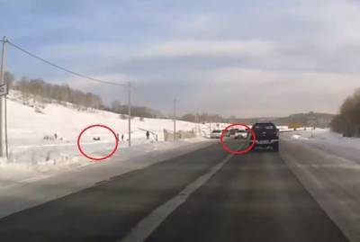 В Кемерове машина едва не сбила «плюшку» с ребёнком: инцидент попал на видео