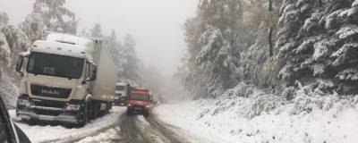 В Слюдянском районе из-за снега перекрыли дорогу для автобусов и большегрузов