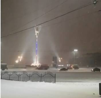 Снежный буран бушевал в Ростове всю ночь, город проснулся среди высоких сугробов