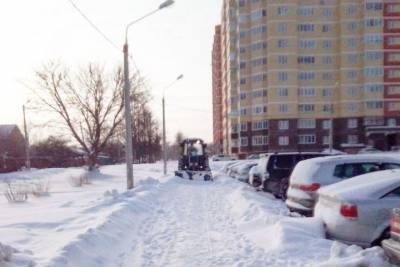 В Серпухове продолжают убирать снег