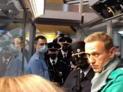 Прилетевший из Германии Навальный провел ночь в полиции Химок