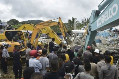 В Индонезии жертвами землетрясения и наводнений стали 96 человек