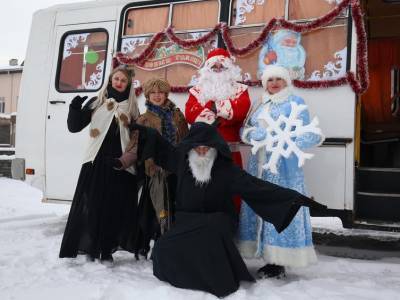 “Поющий автобус” завершил свой новогодний тур по деревням Щучинщины