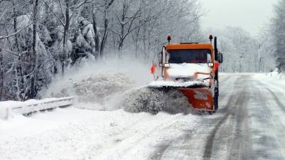 Огромные сугробы и метель: Снежный циклон обрушился на южные регионы России
