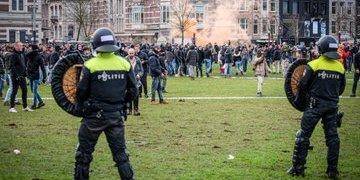 В центре Амстердама полиция жестко разогнала антиправительственный протест