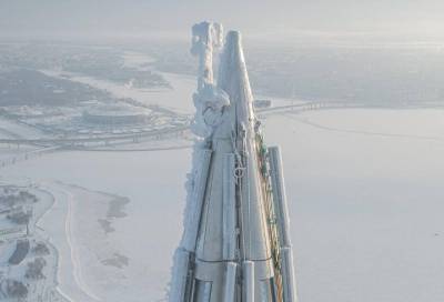 В Петербурге верхушка башни «Лахта Центра» покрылась льдом