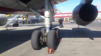 Самолет авиакомпании "Аврора" сел во Владивостоке и повредил шасси