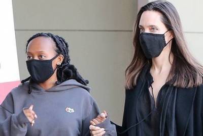 Анджелина Джоли с дочерью Захарой на прогулке в Лос-Анджелесе