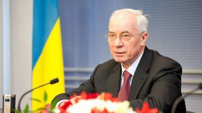 Экс-премьер Украины Азаров оценил доходы главы "Укрзализныця"