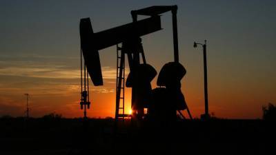 Стоимость нефти на мировом рынке упала почти на 1%