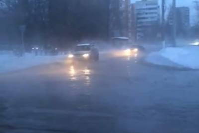 Дорогу на улице Новаторов в Рязани затопило водой
