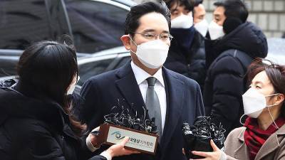 Пак Кынхе - Ли Чжэен - Вице-президента Samsung приговорили к 2,5 годам тюрьмы за коррупцию - iz.ru - Южная Корея - Сеул