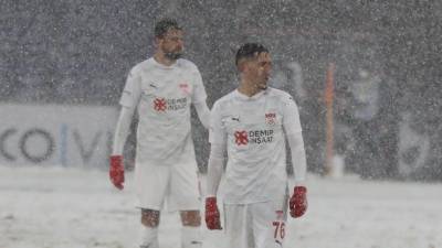 Видео: Турецкие футболисты в белой форме «затерялись» на заснеженном поле на матче