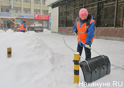 Тройной удар: екатеринбуржцы массово жалуются на рост аварий от неубранного снега и транспортный коллапс