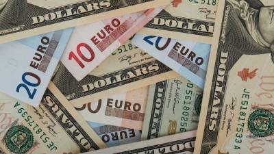 Биржевые курсы доллара и евро растут в начале недели