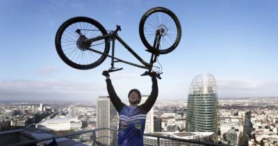 Покорил небоскреб на двух колесах: французский спортсмен взобрался на 140-метровое здание на велосипеде