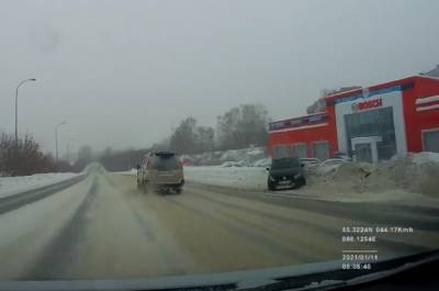 Момент ДТП у автосервиса в Кемерове попал на видео