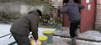 Волонтеры продолжают доставлять воду пенсионерам в райцентре Карелии, где замерз водопровод