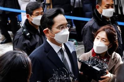 Главу Samsung приговорили к тюремному заключению за коррупцию