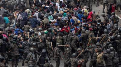 В Гватемале полицейские применили слезоточивый газ и палки для разгона толпы мигрантов
