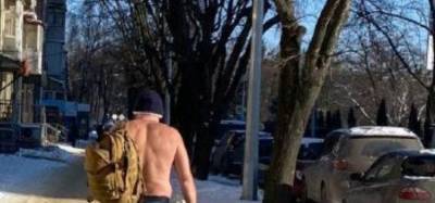 В Харькове во время сильного мороза на улице прогуливался раздетый мужчина: необычное фото