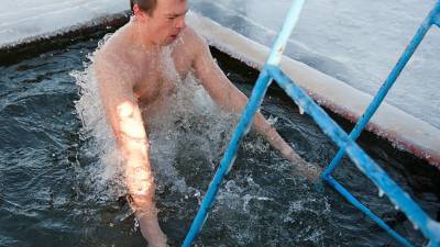В Красноярском крае ввели штрафы за купание в проруби на Крещение